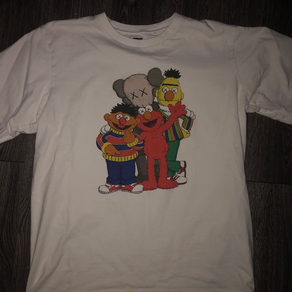 KAWS X UNIQLO Sesame Street - Picture 1 of 2
